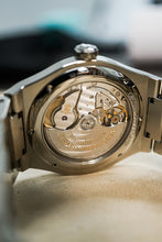 Load image into Gallery viewer, Girard Perregaux Laureato